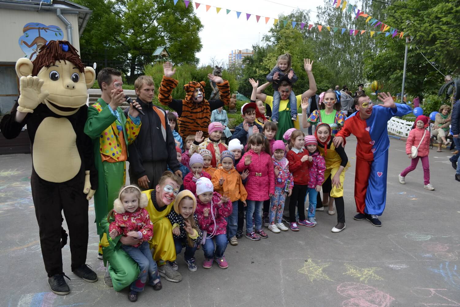 Дети на празднике в детском парке