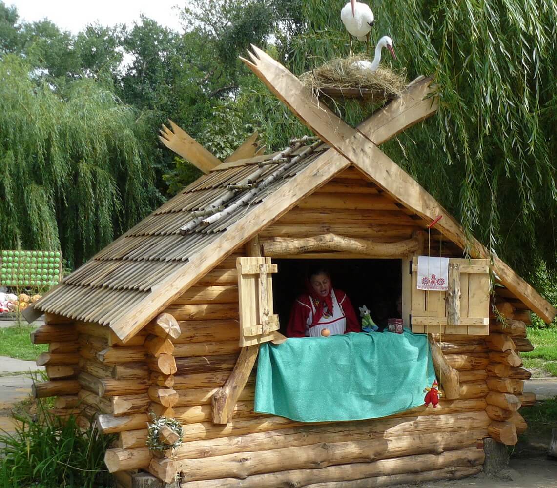 Избушка на входе в детский парк