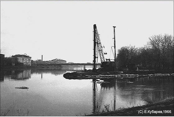 Строительство стелы, 1966 год